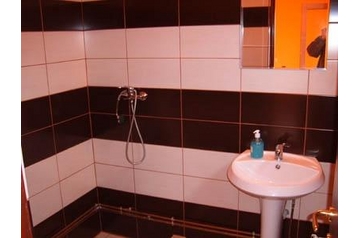 Románia Privát 2 Mai, Exteriőr